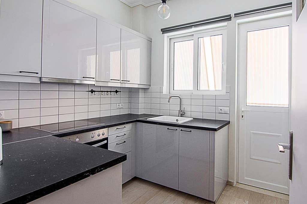 Cozy Flat With 1 Bedroom Next To Metro Station Атина Екстериор снимка