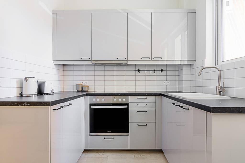 Cozy Flat With 1 Bedroom Next To Metro Station Атина Екстериор снимка