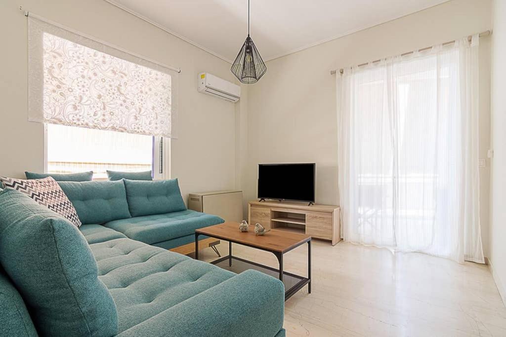 Cozy Flat With 1 Bedroom Next To Metro Station Атина Екстериор снимка