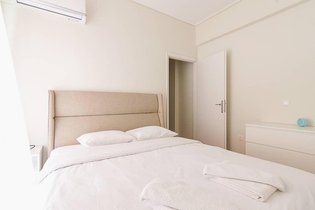 Cozy Flat With 1 Bedroom Next To Metro Station Атина Екстериор снимка