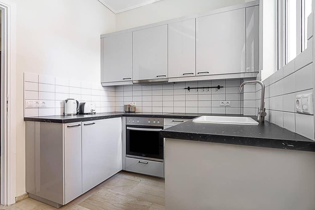Cozy Flat With 1 Bedroom Next To Metro Station Атина Екстериор снимка