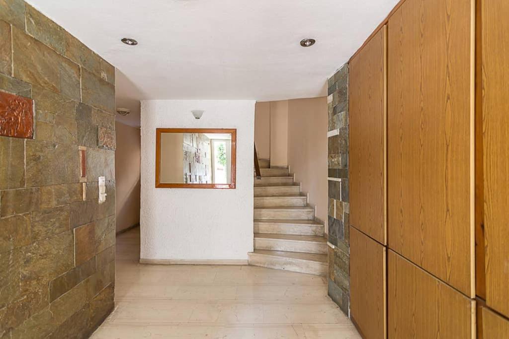 Cozy Flat With 1 Bedroom Next To Metro Station Атина Екстериор снимка