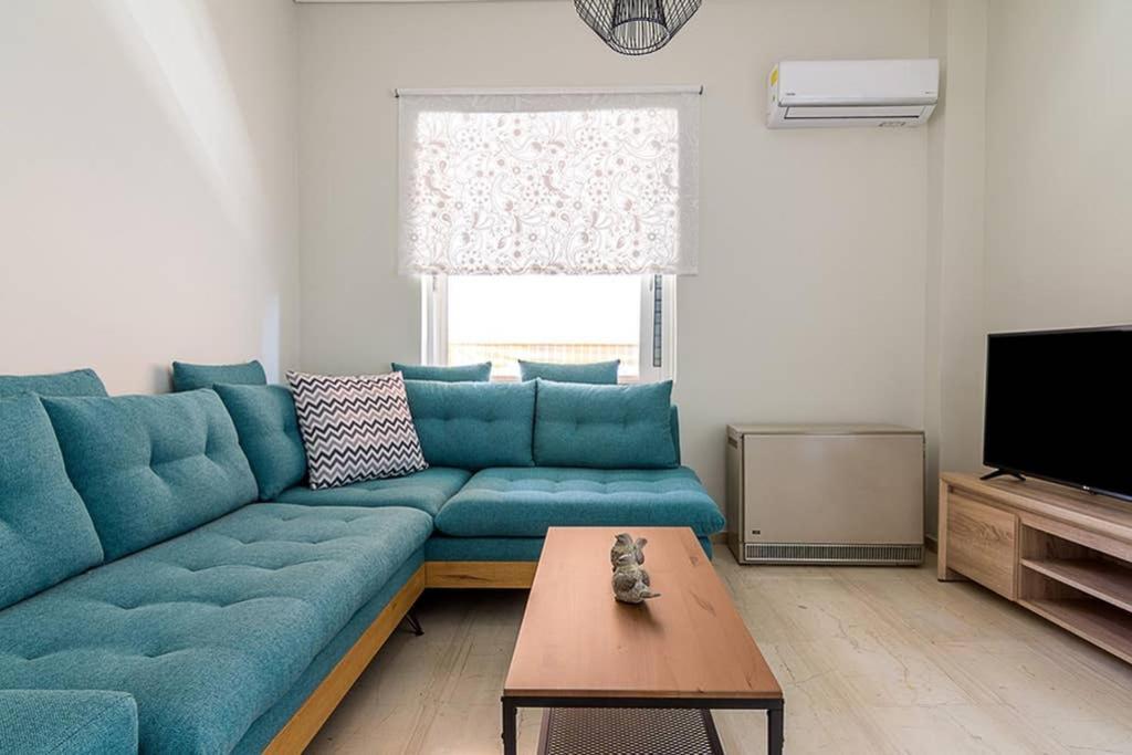 Cozy Flat With 1 Bedroom Next To Metro Station Атина Екстериор снимка