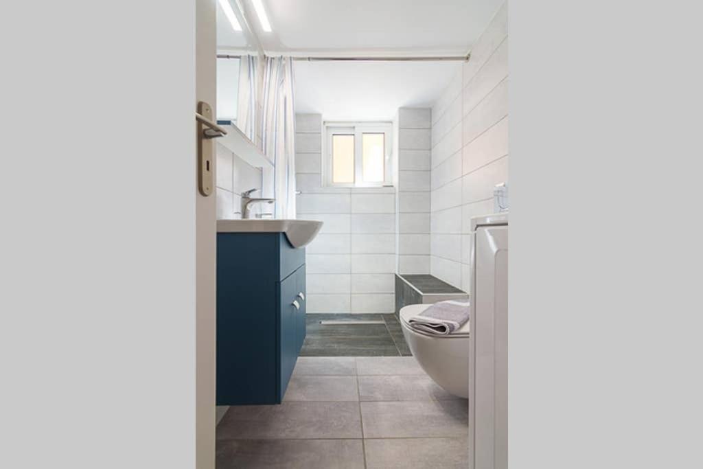 Cozy Flat With 1 Bedroom Next To Metro Station Атина Екстериор снимка