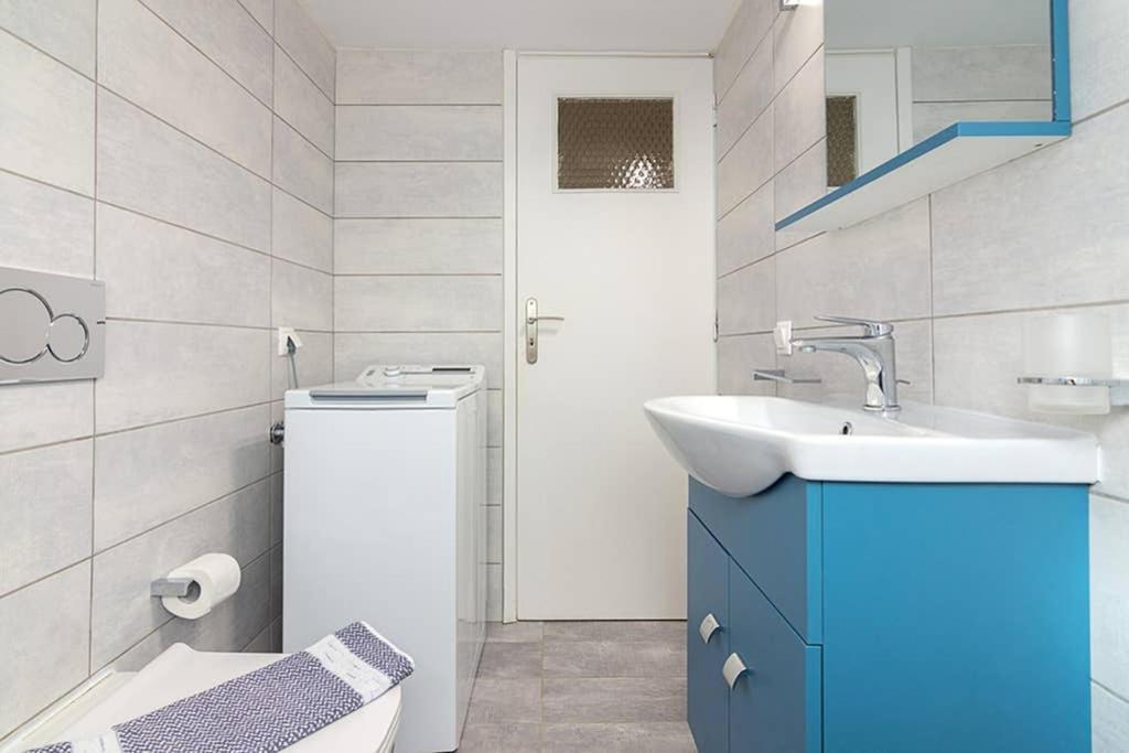 Cozy Flat With 1 Bedroom Next To Metro Station Атина Екстериор снимка